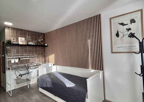 Exkluzívne iba u nás Vám Reality KOMPLEX s.r.o., ponúka na PREDAJ zrekonštruovanú garzónku v absolútnom centre Mesta Komárno v budove SOHO Tower.