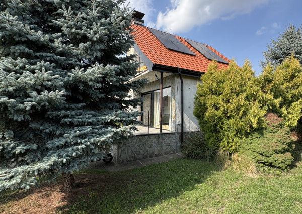 IBA U NÁS !!! Reality KOMPLEX s.r.o. Vám ponúka na PREDAJ zrekonštruovanú chatu v nádhernom, tichom prostredí 100m od Virtskom jazere !!!