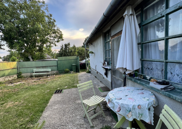 Na PREDAJ menší rodinný dom na veľkom pozemku v tichom prostredí v Martovciach!