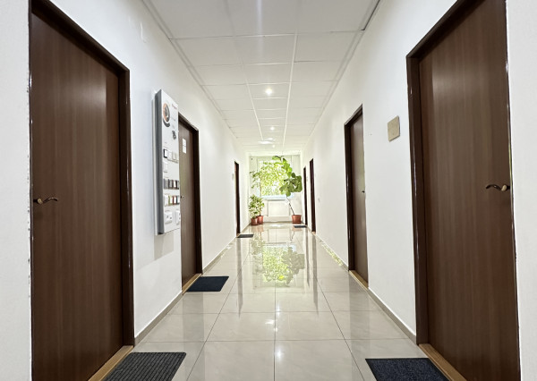 Reality KOMPLEX s.r.o. Vám ponúka na prenájom dve kancelárie v administratívnej budove v Komárne na Družstevnej ulici – s možnosťou prepojenia do jedného celku