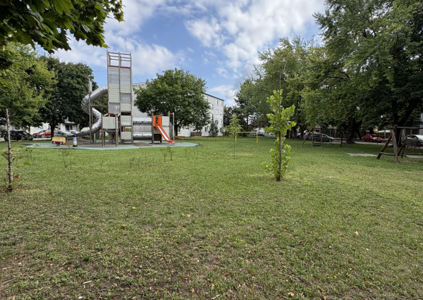 Pozor veľká zľava!! Reality KOMPLEX s.r.o. Vám ponúka na PREDAJ priestranný, zrekonštruovaný  3 izbový byt s bakónom na najlepšej adrese v meste Hurbanovo !!!