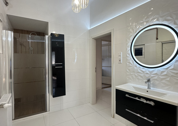 Reality KOMPLEX s.r.o. Vám ponúka na prenájom priestranný 3-izbový byt v centre mesta Komárno.