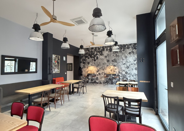 Reality KOMPLEX s.r.o. Vám ponúka EXKLUZÍVNU príležitosť prenajať si výnimočne zariadený gastro priestor, ktorý spája premyslené dispozičné riešenie, moderné technické vybavenie a strategickú polohu v centre Komárna!