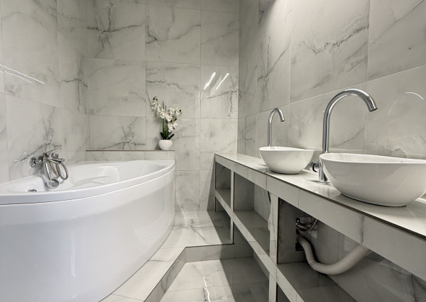 IBA U NÁS! Reality KOMPMPLEX s.r.o. Vám ponúka na PREDAJ zrekonštruovaný 3 izbový byt v Komárne na ul. Damjanichová!