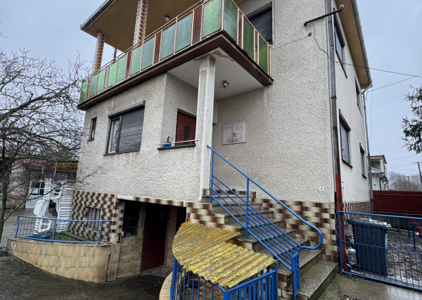 Reality KOMPLEX s.r.o. Vám ponúka na predaj 5-izbový rodinný dom v Rohovciach