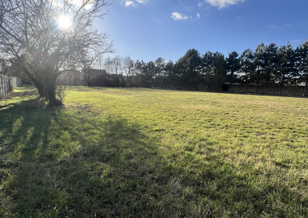 Jedinečný investičný stavebný pozemok na PREDAJ v širšom centre mesta Veľký Meder