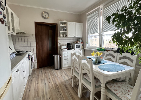 Pekný, zrekonštruovaný trojizbový byt s balkónom v Komárne na PREDAJ