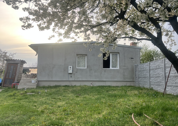 Pekná záhradka s malým domčekom na PREDAJ v Komárne!