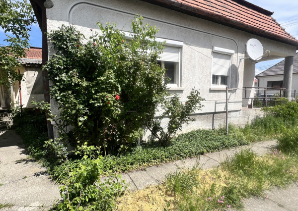 Reality KOMPLEX s.r.o. Vám ponúka na PREDAJ starší tehlový rodinný dom v obci Iža, pri Komárne