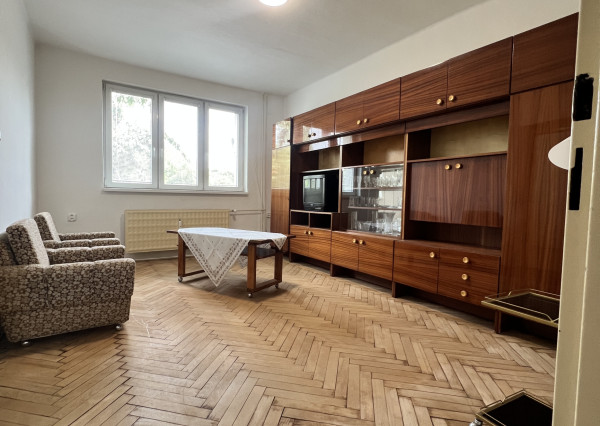Na PREDAJ zachovalý trojizbový byt v centre Komárna s balkónom