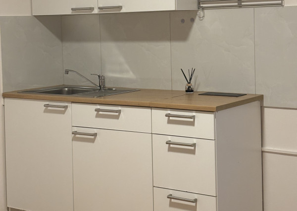 Iba u nás Vám Reality KOMPLEX s.r.o., ponúka nezariadenú rekonštruovanú garzónku na Komenského ulici v Komárne  od spoľahlivého majiteľa!!!!