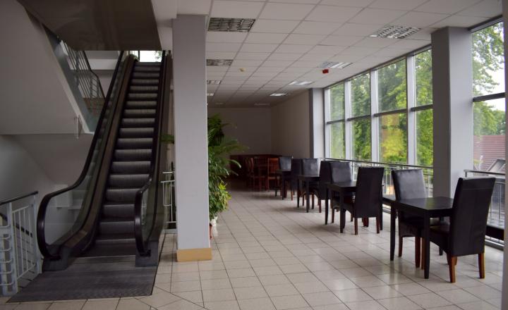 Reality KOMPLEX s.r.o. Vám ponúka do prenájmu obchodno – kancelárske priestory v centre Komárna!! - fotografia 1