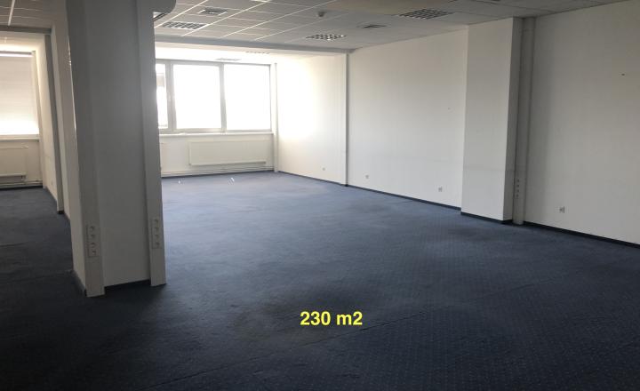Reality KOMPLEX s.r.o. Vám ponúka do prenájmu obchodno – kancelárske priestory v centre Komárna!! - fotografia 15