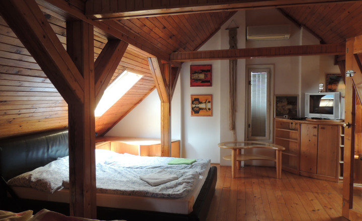 Reality KOMPLEX s.r.o. Vám ponúka na PREDAJ viacgeneračný rodinný dom len 60 km od BA!! - fotografia 1