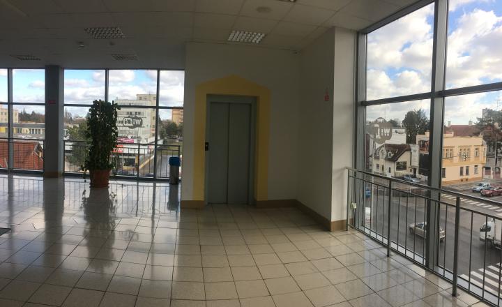 Reality KOMPLEX s.r.o. Vám ponúka do prenájmu obchodno – kancelárske priestory v centre Komárna!! - fotografia 17