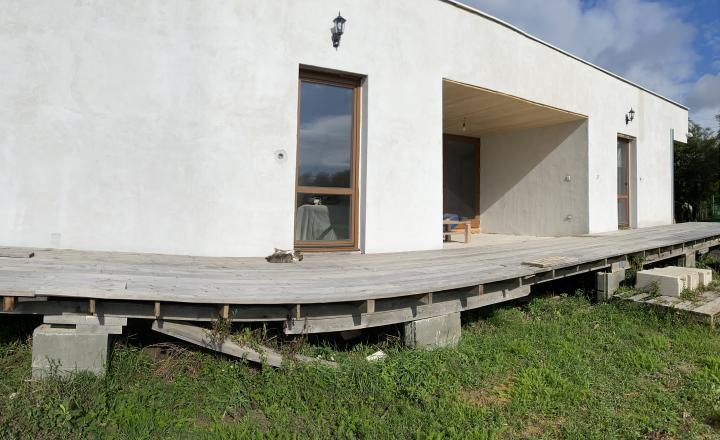 Reality KOMPLEX s.r.o Vám ponúka na predaj moderný nízkoenergetický drevodomov na pozemku s rozlohou 2395 m2. - fotografia 1