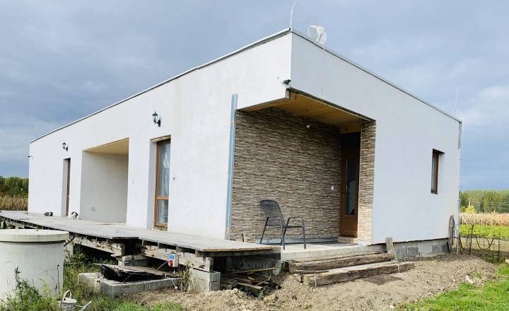 Reality KOMPLEX s.r.o Vám ponúka na predaj moderný nízkoenergetický drevodomov na pozemku s rozlohou 2395 m2. - fotografia 3