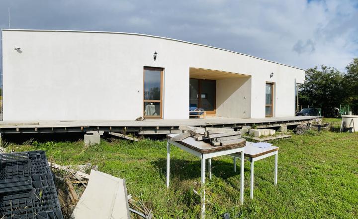 Reality KOMPLEX s.r.o Vám ponúka na predaj moderný nízkoenergetický drevodomov na pozemku s rozlohou 2395 m2. - fotografia 4