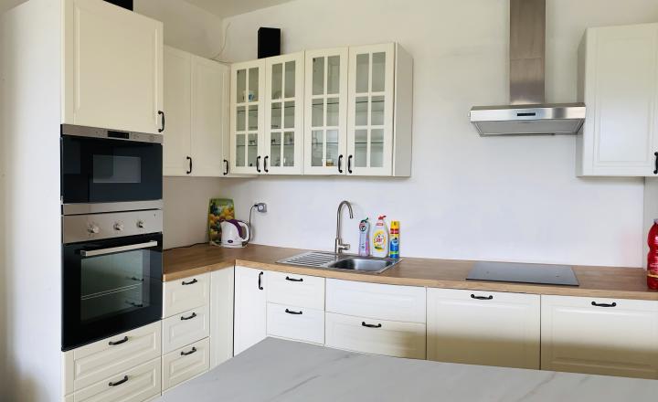 Reality KOMPLEX s.r.o Vám ponúka na predaj moderný nízkoenergetický drevodomov na pozemku s rozlohou 2395 m2. - fotografia 8