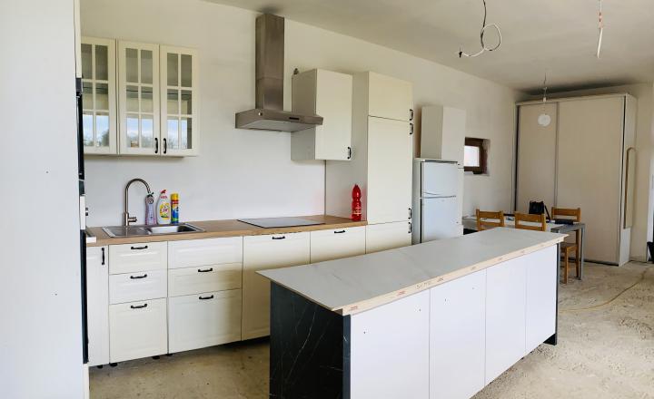 Reality KOMPLEX s.r.o Vám ponúka na predaj moderný nízkoenergetický drevodomov na pozemku s rozlohou 2395 m2. - fotografia 7