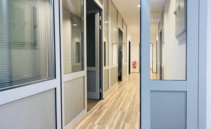 Reality KOMPLEX s.r.o Vám ponúka na prenájom  moderné nebytové priestory v rušnej lokalite mesta Komárno o výmere 270 m2!!!l - fotografia 1