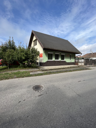 REALITY KOMPLEX s.r.o. Vám ponúka na predaj rodinný dom v centre mesta s polyfunkčnou budovou v Komárne-super lokalita!!! - fotografia 1