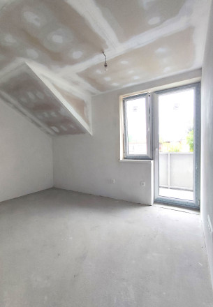 Reality Komplex s.r.o. Vám ponúka na PREDAJ dvojpodlažný rodinný dom v radovej zástavbe v Zemianskej Oľči. - fotografia 9