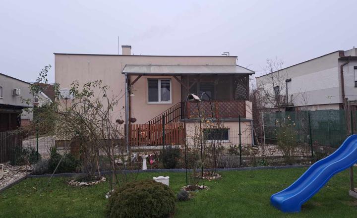 !!! LEN U NÁS!!! Reality KOMPLEX s.r.o. Vám ponúka NA PREDAJ rodinný dom v Kostolných Kračanoch - fotografia 3