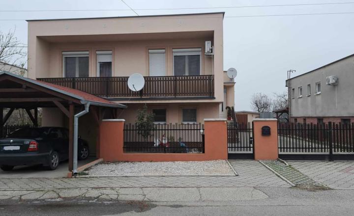 !!! LEN U NÁS!!! Reality KOMPLEX s.r.o. Vám ponúka NA PREDAJ rodinný dom v Kostolných Kračanoch - fotografia 13