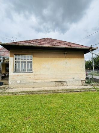 Reality Komplex s.r.o., Vám ponúka Exkluzívne na PREDAJ veľký pozemok so starým vidieckym domom v obci Veľké Ludince - fotografia 1