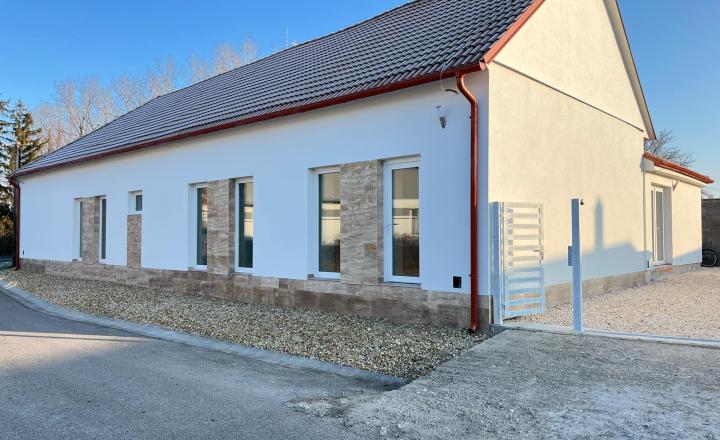 Reality KOMPLEX s.r.o. Vám ponúka  na predaj budovu na BÝVANIE aj PODNIKANIE v Novej Stráži - fotografia 1