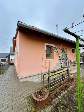 IBA U NÁS! Reality KOMPLEX s.r.o. vám ponúka na predaj priestranný rodinný dom v Komárome (Maďarsko) - fotografia 11