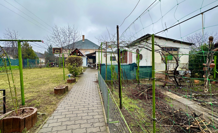 IBA U NÁS! Reality KOMPLEX s.r.o. vám ponúka na predaj priestranný rodinný dom v Komárome (Maďarsko) - fotografia 12