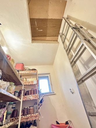 IBA U NÁS! Reality KOMPLEX s.r.o. vám ponúka na predaj priestranný rodinný dom v Komárome (Maďarsko) - fotografia 9