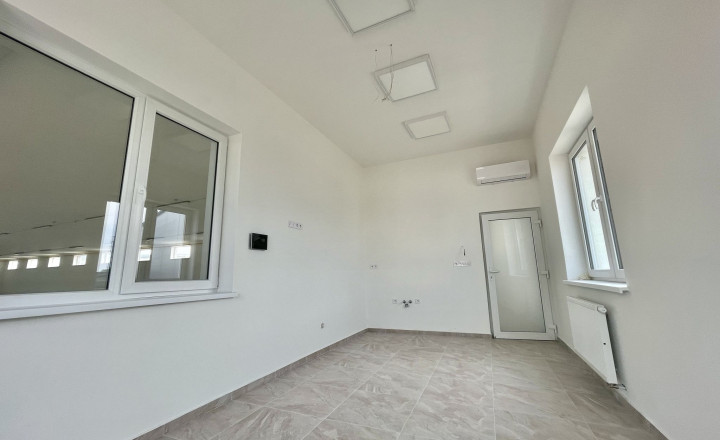 Reality KOMPLEX s.r.o. ,Vám ponúka skladový priestor o výmere 700 m2 v priemyselnom areáli v meste  Šurany. - fotografia 1