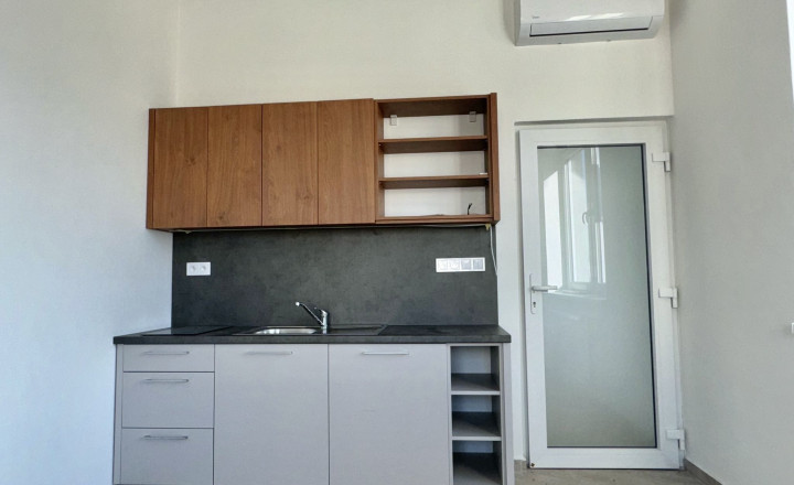 Reality KOMPLEX s.r.o. ,Vám ponúka skladový priestor o výmere 700 m2 v priemyselnom areáli v meste  Šurany. - fotografia 4
