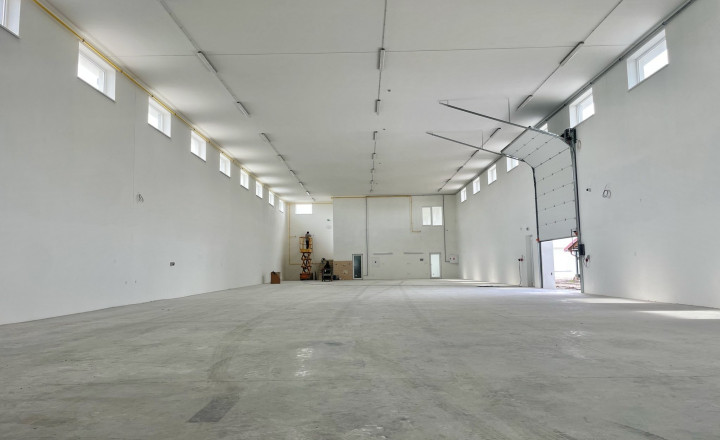 Reality KOMPLEX s.r.o. ,Vám ponúka skladový priestor o výmere 700 m2 v priemyselnom areáli v meste  Šurany. - fotografia 5