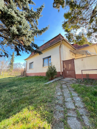 Reality KOMPLEX s.r.o. Vám ponúka na predaj rodinný dom v meste Kolárovo. - fotografia 1