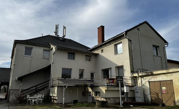 Reality KOMPLEX s.r.o. Vám ponúka  EXKLUZÍVNE na predaj priestranný a plne zariadený penzión vo výnimočnej lokalite – priamo na hlavnej ulici v Komárome (Maďarsko). - fotografia 1