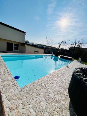 Reality KOMPLEX s.r.o. Vám ponúka nadštandarný rodinný dom v meste Veľký Meder, ktorý spája štýl, pohodlie a luxus do jedného výnimočného celku. - fotografia 15