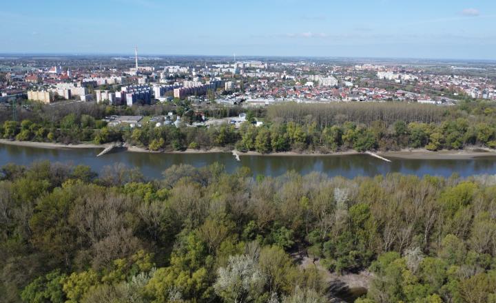 Reality KOMPLEX s.r.o., Vám ponúka na PREDAJ veľký pozemok v Komárne pri Váhu - fotografia 1
