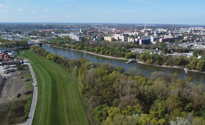 Reality KOMPLEX s.r.o., Vám ponúka na PREDAJ veľký pozemok v Komárne pri Váhu - fotografia 5