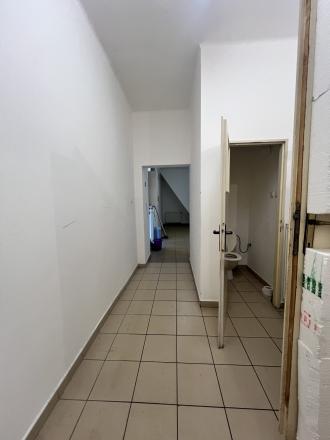 Do NÁJMU ponúkame dom na obchodno-podnikateľské účely vo frekventovanej lokalite v Komárne! - fotografia 3