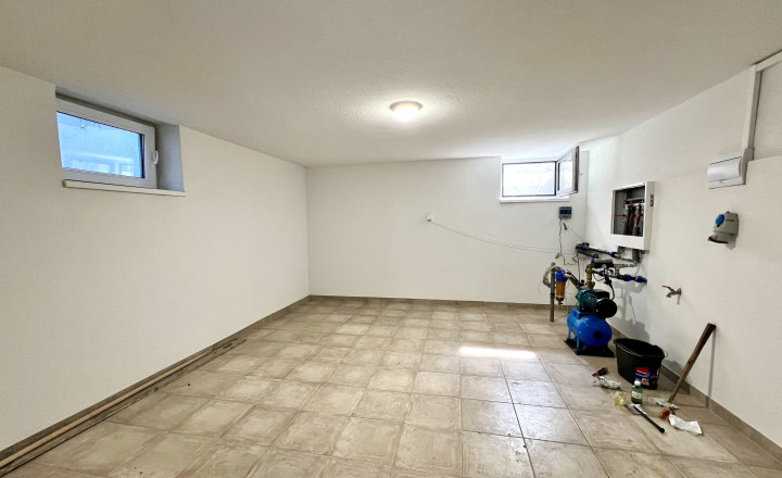 Reality KOMPLEX s.r.o. ponúka na PRENÁJOM exkluzívny rodinný dom s moderným vybavením a krásnou záhradou v obci Veľké Blahovo - fotografia 31