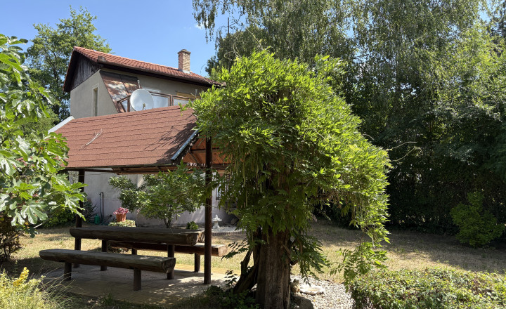 EXKLUZÍVNE IBA U NÁS !!! Reality KOMPLEX s.r.o. vám ponúka na predaj rekreačnú chatu obklopenú krásnou prírodou v obci Radvaň nad Dunajom, 50m od  piesočnatej pláže Dunaja !!! - fotografia 1