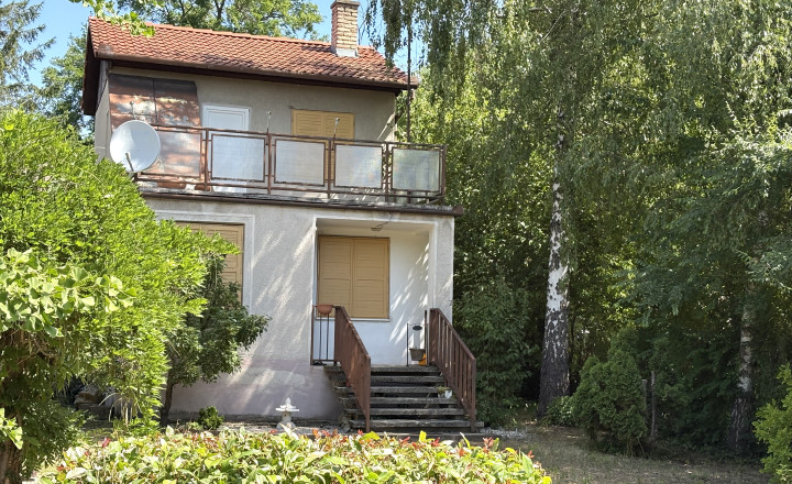 EXKLUZÍVNE IBA U NÁS !!! Reality KOMPLEX s.r.o. vám ponúka na predaj rekreačnú chatu obklopenú krásnou prírodou v obci Radvaň nad Dunajom, 50m od  piesočnatej pláže Dunaja !!!