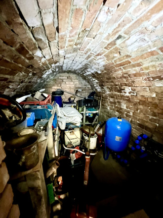 Reality KOMPLEX s.r.o. ponúka na PREDAJ viničný domček s priestranným pozemkom v obci Kamenín - fotografia 1