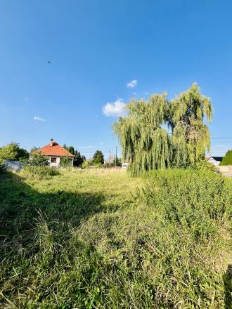 Reality KOMPLEX s.r.o., Vám EXKLUZÍVNE ponúka na predaj pozemok v obci Okoč - fotografia 1