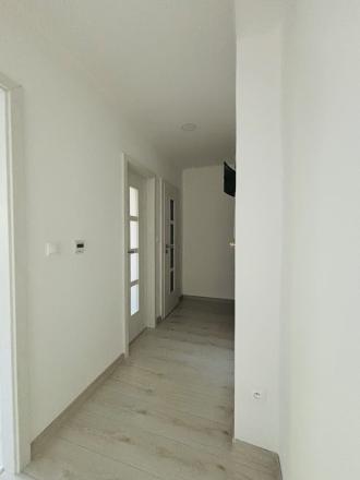 Reality KOMPLEX s.r.o. Vám ponúka EXKLIZÍVNE na predaj kompletne zrekonštruovaný 3-izbový byt s balkónom v obci Zemianska Olča, v okrese Komárno. - fotografia 9