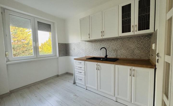 Reality KOMPLEX s.r.o. Vám ponúka EXKLIZÍVNE na predaj kompletne zrekonštruovaný 3-izbový byt s balkónom v obci Zemianska Olča, v okrese Komárno. - fotografia 1